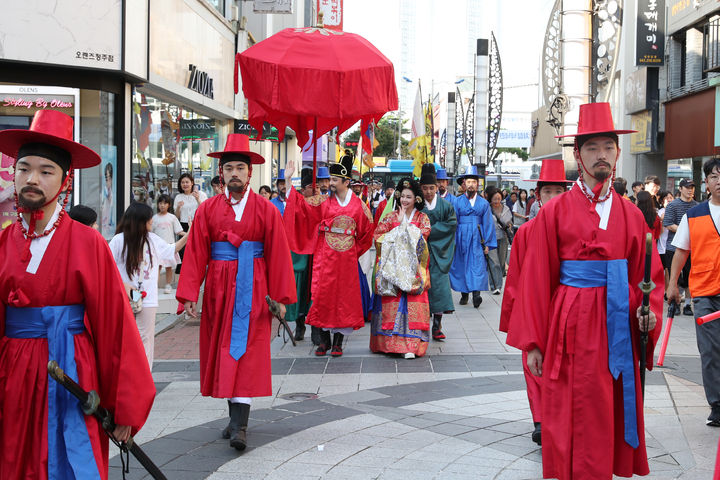 [청주=뉴시스] 세종대왕과 초정약수축제 어가행차. photo@newsis.com *재판매 및 DB 금지