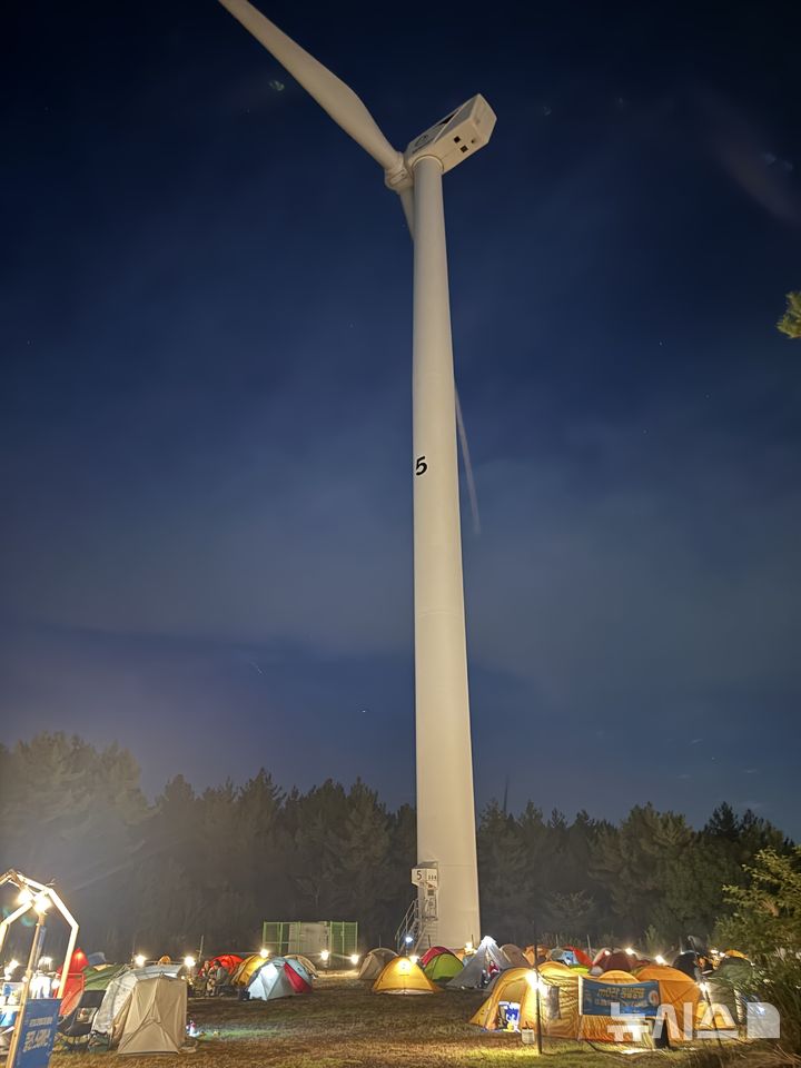 [제주=뉴시스] 지난해 전국 최초로 선보인 재생에너지 100%(RE100) 캠핑 모습. (사진=제주도 제공) photo@newsis.com *재판매 및 DB 금지