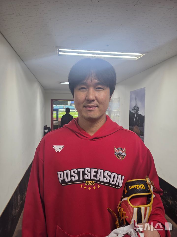 [대구=뉴시스] 김희준 기자 = 프로야구 SSG 랜더스의 최정이 13일 대구 삼성라이온즈파크에서 포즈를 취하고 있다. 2025.10.13jinxijun@newsis.com