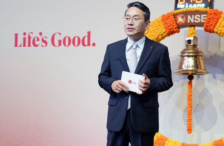 [서울=뉴시스]인도 뭄바이 국립증권거래소에서 14일(현지시간) 열린 LG전자 인도법인 상장식에 참석한 LG전자 조주완 CEO. (사진=LG전자 제공) 2025.10.14. photo@newsis.com *재판매 및 DB 금지