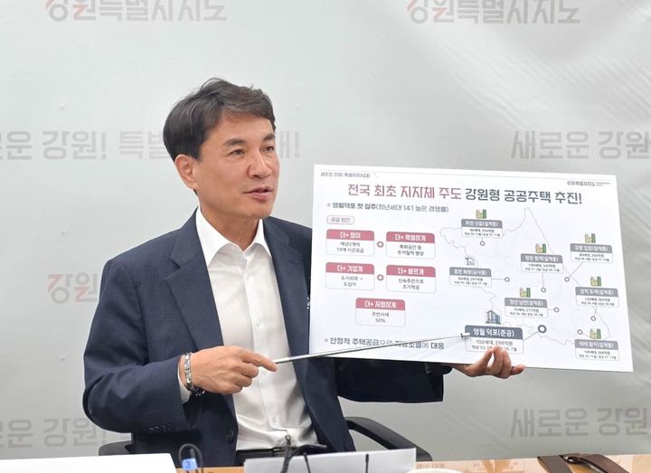 .[춘천=뉴시스] 14일 강원특별자치도(도지사 김진태. 사진)는 이날 제1호 강원형 공공임대주택이 영월 덕포지구에 준공됐다 고 밝혔다. 사진은 지난 13일 기자실서 브리핑을 하는 김진태 강원특별자치도지사. 강원특별자치도 제공. *재판매 및 DB 금지