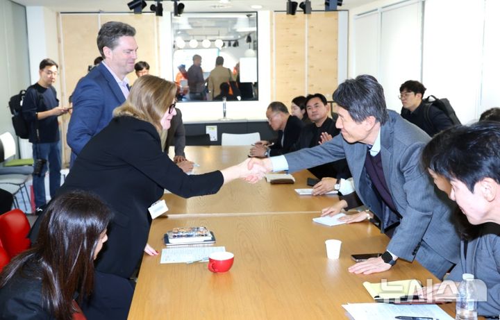 [포항=뉴시스] 13일(현지 시각) 영국의 UCL(University College London)을 방문한 이강덕 포항시장과 임주희 포항시의회 경제산업위원장 등 포항 방문단이 재키 글라스 더 바틀렛 단과대학장, 마크 매슬린·프리티 퍼리크·케이코 츠네기와 교수와 면담하고 있다. 이 시장과 재키 글라스 더 바틀렛 단과대학장이 악수하는 모습. (사진=포항시 제공) 2025.10.14. photo@newsis.com