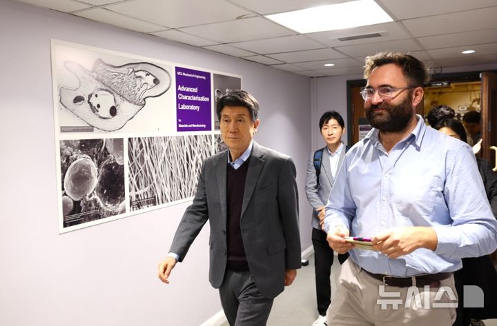 [포항=뉴시스] 13일(현지 시각) 영국의 UCL(University College London)을 방문한 이강덕 포항시장이 대학 엔지니어링 회의실과 연구실을 둘러보고 있다. (사진=포항시 제공) 2025.10.14. photo@newsis.com