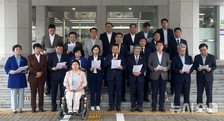 [제주=뉴시스] 양영전 기자 = 더불어민주당 제주도의원들이 14일 오후 제주시 연동 제주도의회 앞에서 기자회견을 열고 발언하고 있다. 2025.10.14. 0jeoni@newsis.com
