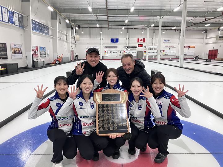 [수원=뉴시스] 경기도청 컬링팀이 캐나다 '컬러스코너 어텀 골드 컬링 클래식'에서 우승을 차지하고 기념 촬영을 하고 있다. (사진=경기도체육회 제공) 2025.10.14. photo@newsis.com *재판매 및 DB 금지