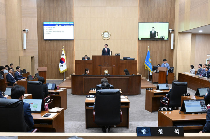 [울산=뉴시스] 울산 울주군의회(의장 최길영)는 14일 의사당 본회의장에서 열린 제241회 임시회 1차 본회의를 시작으로 17일까지 나흘간의 의사일정에 돌입했다고 밝혔다. (사진= 울주군의회 제공) 2025.10.14.photo@newsis.com *재판매 및 DB 금지