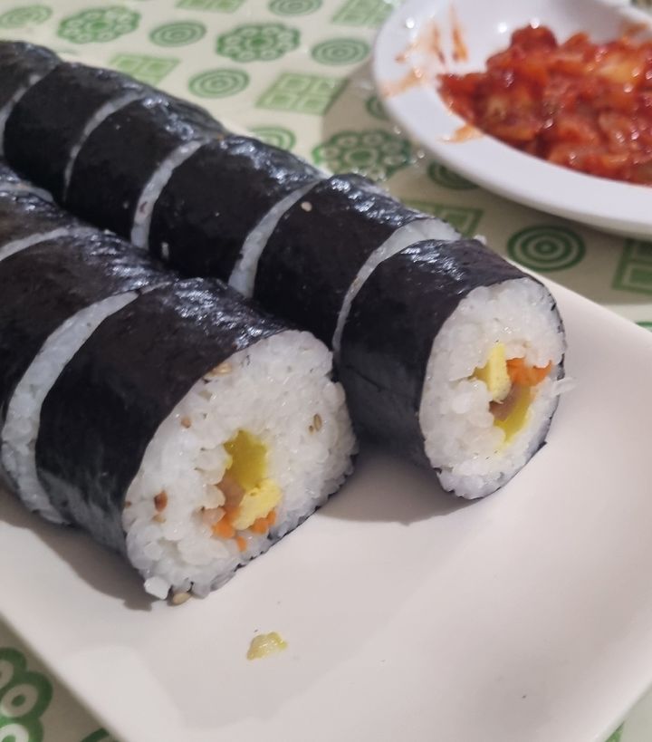 [제주=뉴시스] 온라인 커뮤니티에 게시된 '제주 탐라문화제 4000원짜리 김밥' 모습. (사진=온라인커뮤니티 ) photo@newsis.com *재판매 및 DB 금지