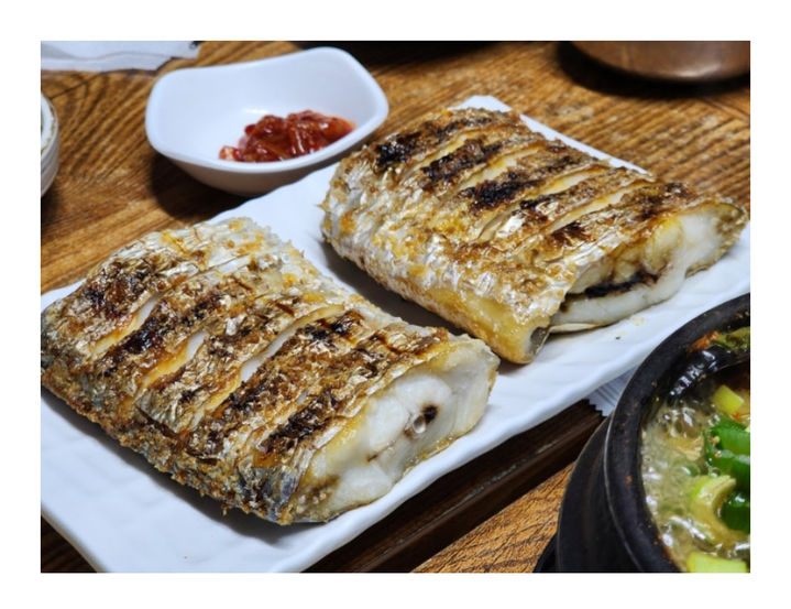 [제주=뉴시스] 제주특별자치도관광협회 관광관련문의 카테고리에 게시된 갈치 모습. 게시자는 서귀포 유명 식당에서 갈치 2토막을 6만원에 판매했다고 적었다. (사진=제주특별자치도관광협회 홈페이지) photo@newsis.com *재판매 및 DB 금지