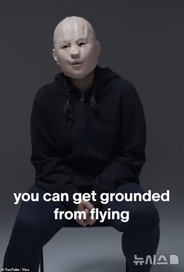 [뉴시스] 전직 승무원이 VICE와의 인터뷰 영상에서 비행에서 제외당했다고 설명하는 모습. (사진=데일리메일) 2025.10.13. 