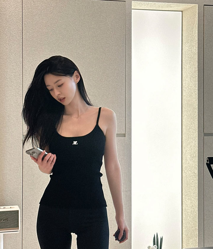 [서울=뉴시스] 배우 권나라. (사진=권나라 인스타그램 캡처) 2025.10.14. photo@newsis.com *재판매 및 DB 금지