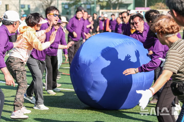 [의왕=뉴시스] 지난해 열린 명랑운동회 현장 모습. (사진=의왕시 제공).2025.10.14.photo@newsis.com