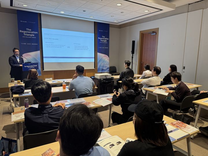 [서울=뉴시스] 휴메딕스는 지난 11일부터 12일까지 이틀간 서울 강남구 코엑스에서 열린 ASLS(대한미용성형레이저의학회) 미용의료기기 박람회 및 추계학술대회에 참가해 리더스 포럼을 가졌다. 사진은 브이에스라인의원 압구정점 최웅 대표원장이 강연하고 있는 모습. (사진=휴메딕스 제공) 2025.10.14. photo@newsis.com *재판매 및 DB 금지