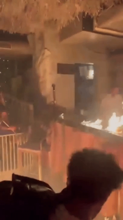 [뉴시스] 바텐더의 ‘불 쇼’가 대형 화재로 번지는 모습. (사진=프리프레스저널) 2025.10.13. *재판매 및 DB 금지