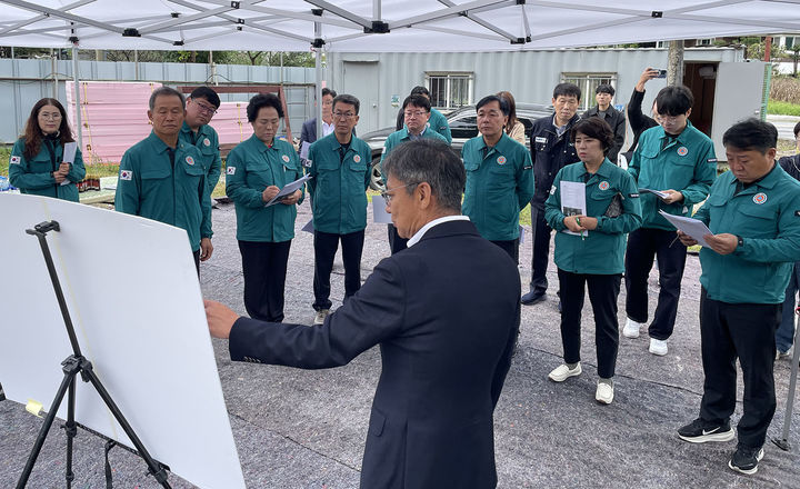 정선군의회는 14일 ‘2025년도 하반기 주요사업장 현장확인’ 첫날 일정을 시작으로 화암면 그림바위마을 아트플랫폼 조성사업 현장을 방문하고 있다.(사진=정선군 제공) *재판매 및 DB 금지