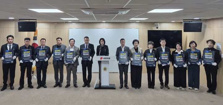 [수원=뉴시스] 이병희 기자 = 경기도의회 국민의힘이 14일 도의회 중회의실에서 양평군 공무원 사망사건 관련해 특검 비판 기자회견을 하고 있다. 2025.10.14. iambh@newsis.com *재판매 및 DB 금지