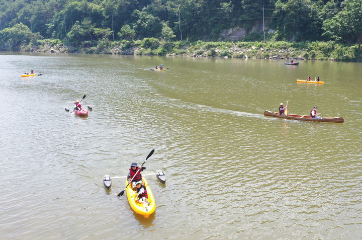 [순창=뉴시스] 순창군 유등면 화탄마을 앞 섬진강변에서 카누·카약을 즐기는 관광객들. *재판매 및 DB 금지