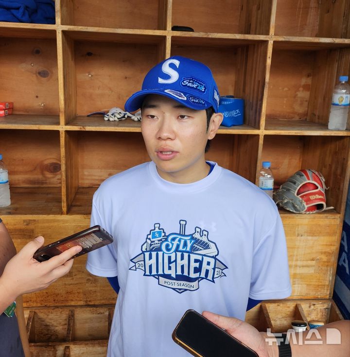 [대구=뉴시스] 박윤서 기자 = 프로야구 삼성 라이온즈 외야수 김지찬이 14일 대구 삼성라이온즈파크 더그아웃에서 취재진과 인터뷰에 임하고 있다.