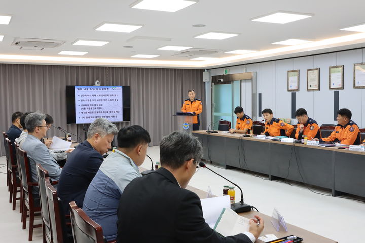 [화성=뉴시스]화성소방서가 14일 2층 소회의실에서 화성시청 4개 부서와 리튬이온 2차전지 재활용 사업장 화재안전 간담회를 개최하고 있다.(사진=화성소방서 제공)2025.10.14.photo@newsis.com *재판매 및 DB 금지