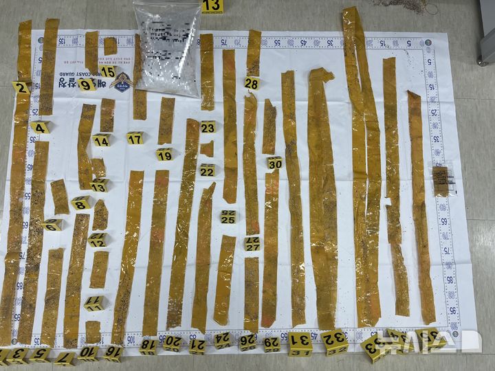 [제주=뉴시스] 7일 오전 제주 서귀포시 성산읍 해안가에 케타민 약 20kg이 발견돼 해경이 수사에 나서고 있다. 사진은 발견된 케타민. (사진=제주지방해양경찰청 제공) 2025.10.14. photo@newsis.com