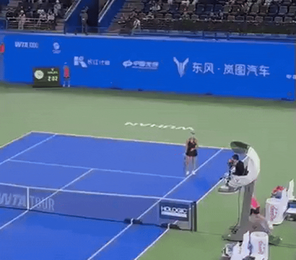 [뉴시스]아리나 사발렌카(1위·벨라루스)가 경기 중 패배하자 볼보이가 있는 방향으로 라켓을 던지는 모습(사진=Corvath Draemir X(옛 트위터) 계정)2025.10.13 *재판매 및 DB 금지