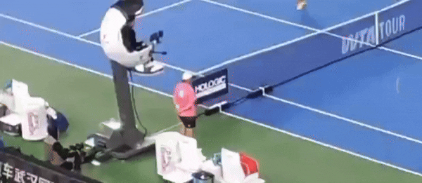 [뉴시스]아리나 사발렌카(1위·벨라루스)가 경기 중 패배하자 볼보이가 있는 방향으로 라켓을 던지는 모습(사진=Corvath Draemir X(옛 트위터) 계정)2025.10.13 *재판매 및 DB 금지