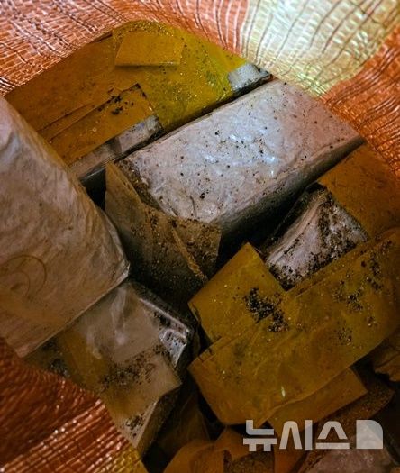 [제주=뉴시스] 7일 오전 제주 서귀포시 성산읍 해안가에서 케타민 약 20kg이 발견돼 해경이 수사에 나서고 있다. 사진은 해경이 14일 공개한 발견 당시 케타민. (사진=제주지방해양경찰청 제공) 2025.10.14. photo@newsis.com