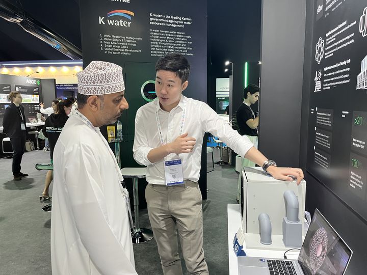 [대전=뉴시스]12일부터 15일까지 아랍에미리트(UAE) 두바이에서 열리는 중동 최대 스타트업 전시회 'Expand North Star by GITEX GLOBAL 2025' 에 마련된 국내 부스에서 현지바이어가 직원으로부터 국내 물기술에 대해 설명듣고 있다. 2025. 10. 14 photo@newsis.com *재판매 및 DB 금지