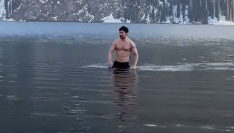 [뉴시스] 메신저 앱 텔레그램을 개발한 파벨 두로프 최고경영자(CEO)가 카자흐스탄의 한 국립공원 보호구역 내 호수에서 수영하는 모습. (사진=타임스오브센트럴아시아) 2025.10.14 *재판매 및 DB 금지