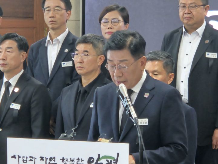 전진선 양평군수가 14일 군청 대회의실에서 가진 기자회견에서 특검 조사 후 숨진 단월면장 사건에 대한 입장과 대응계획을 밝히고 있다. 2025.10.14. asake@newsis.com *재판매 및 DB 금지