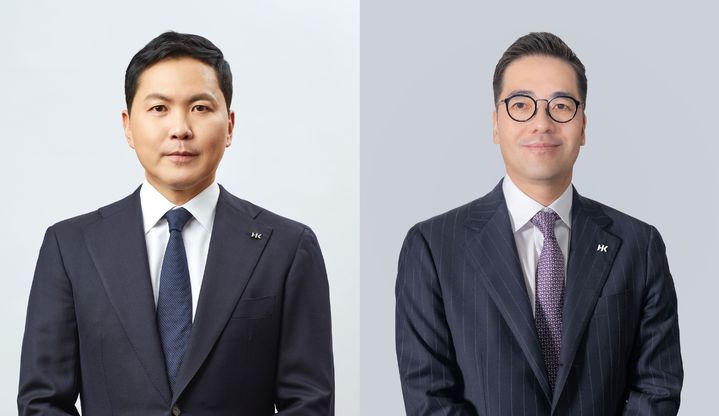 [서울=뉴시스] (왼쪽부터)윤상현 콜마홀딩스 부회장과 이승화 콜마BNH 신임 대표이사 모습.(사진=콜마홀딩스 제공) *재판매 및 DB 금지