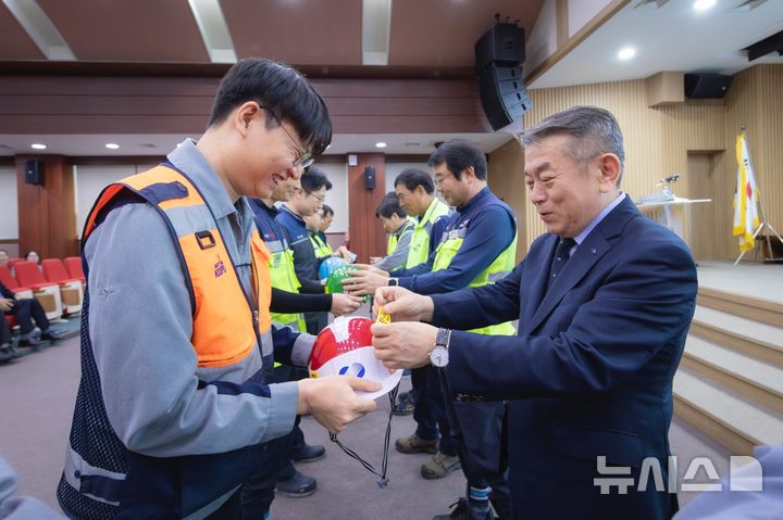 [세종=뉴시스]한국남부발전은 14일 하동빛드림본부에서 '월간 안전의 날' 행사를 열고위험을 먼저 발견해 사고를 예방한 협력사 직원을 포상하는 등 안전 최우선 경영을 위한 프로그램을 진행했다.(사진=남부발전 제공)