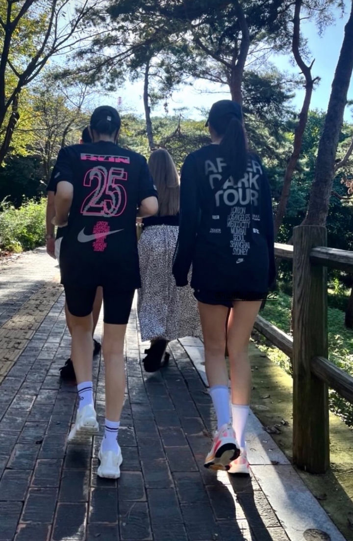 [서울=뉴시스] 배우 김혜수(왼쪽)와 한효주. (사진=김혜수 인스타그램 캡처) 2025.10.14. photo@newsis.com *재판매 및 DB 금지