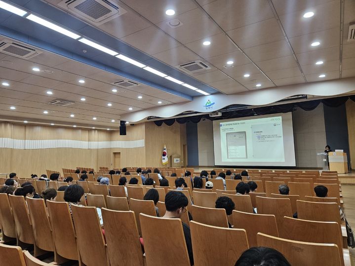 [밀양=뉴시스] 인구주택총조사 조사원 교육을 진행하고 있다. (사진=밀양시 제공) 2025.10.14. photo@newsis.com *재판매 및 DB 금지