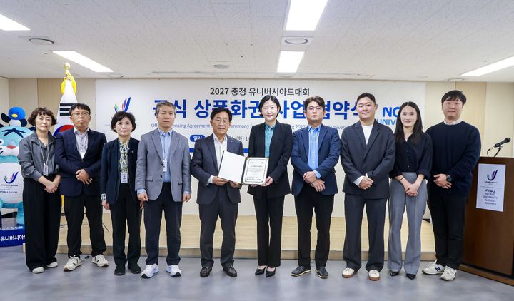 [서울=뉴시스] 14일 2027 충청 유니버시아드대회 조직위원회 대회의실에서 진행된 '공식 상품화권 사업' 협약 체결식. 오른쪽 다섯번째부터 백새미 놀유니버스 엔터사업총괄, 이창섭 조직위 부위원장. (사진=놀유니버스 제공) 2025.10.14 photo@newsis.com *재판매 및 DB 금지