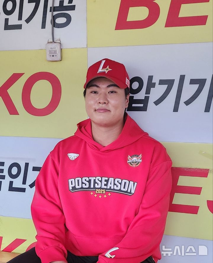 [대구=뉴시스] 박윤서 기자 = 프로야구 SSG 랜더스 내야수 고명준이 14일 대구 삼성라이온즈파크 더그아웃에서 취재진과 인터뷰에 임하고 있다.