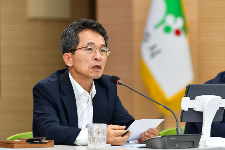  [영주=뉴시스] 유정근 영주시장 권한대행(부시장)이 입장문을 읽고 있다. (사진=영주시 제공) 2025.10.14. photo@newsis.com *재판매 및 DB 금지