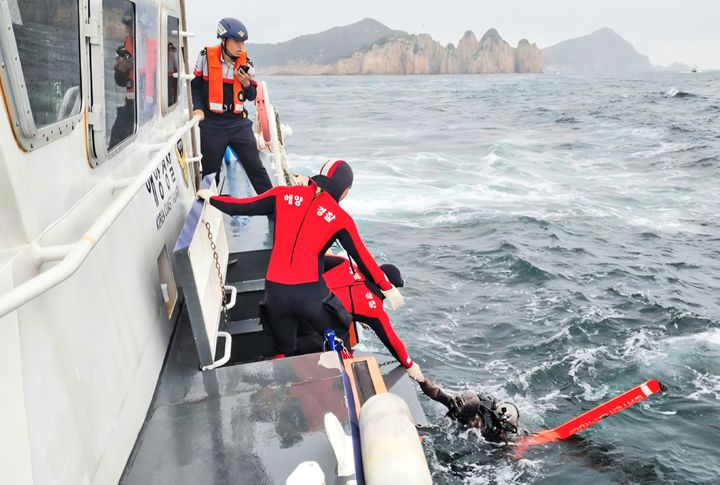 [통영=뉴시스] 신정철 기자= 14일 오후 3시10분께 경남 통영시 한산면 등가도 인근 해상에서 수중 레저활동을 하다 실종된 40대 다이버가 사고 1시간만에 무사히 구조됐다.사진은 통영해양경찰서가 경비함정 5척, 해경구조대 1척, 항공기 1대 및 해양재난구조대 등을 동원해 사고지점 주변 해상을 집중수색해 표류중인 다이버를 무사히 구조하고 있는 모습.(사진=통영해경 제공).2025.10.14. photo@newsis.com *재판매 및 DB 금지