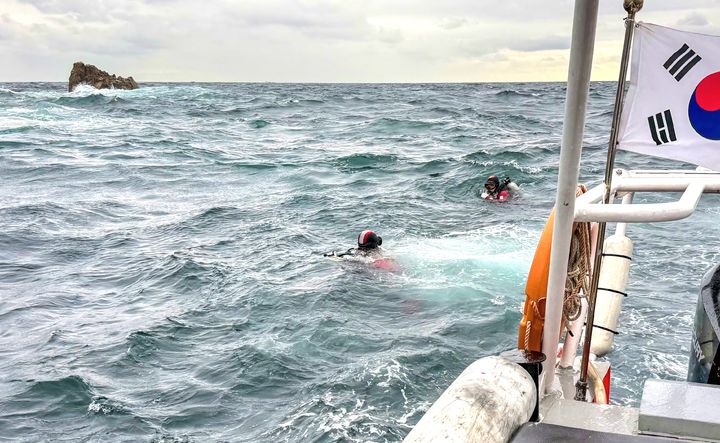 [통영=뉴시스] 신정철 기자= 14일 오후 3시10분께 경남 통영시 한산면 등가도 인근 해상에서 수중 레저활동을 하다 실종된 40대 다이버가 사고 1시간만에 무사히 구조됐다.사진은 통영해양경찰서 해양재난구조대원들이 등가도 인근 해상에서 실종자 수색작업을 펼치고 있는 모습.(사진=통영해경 제공).2025.10.14. photo@newsis.com *재판매 및 DB 금지