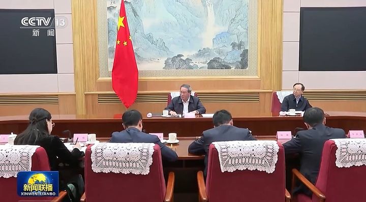 [서울=뉴시스]14일 중국 베이징에서 리창 총리가 경제 전문가 및 기업인들과의 좌담회에서 발언하고 있다. <사진출처: 중국중앙 TV 캡쳐> 2025.10.14 