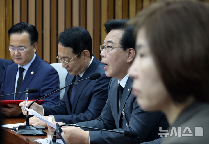 [서울=뉴시스] 고승민 기자 = 송언석 국민의힘 원내대표가 14일 서울 여의도 국회에서 열린 국정감사 대책회의에서 발언하고 있다. 2025.10.14. kkssmm99@newsis.com