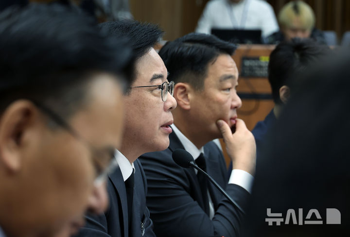 [서울=뉴시스] 고승민 기자 = 송언석 국민의힘 원내대표가 14일 서울 여의도 국회에서 열린 국정감사 대책회의에서 발언하고 있다. 2025.10.14. kkssmm99@newsis.com