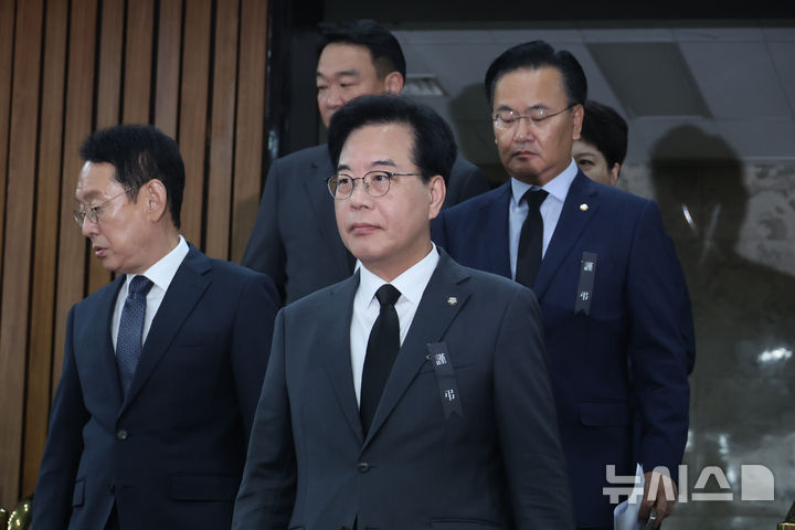 [서울=뉴시스] 고승민 기자 = 송언석 국민의힘 원내대표가 14일 서울 여의도 국회에서 열린 국정감사 대책회의에 참석하고 있다. 2025.10.14. kkssmm99@newsis.com