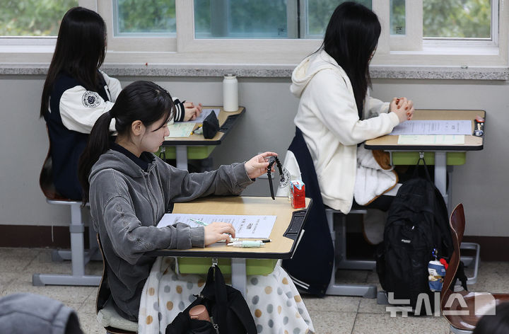 [대구=뉴시스] 이무열 기자 = 2025학년도 10월 고3 전국연합학력평가가 실시된 14일 대구 수성구 정화여자고등학교에서 수험생들이 시험 준비를 하고 있다. 2025.10.14. lmy@newsis.com