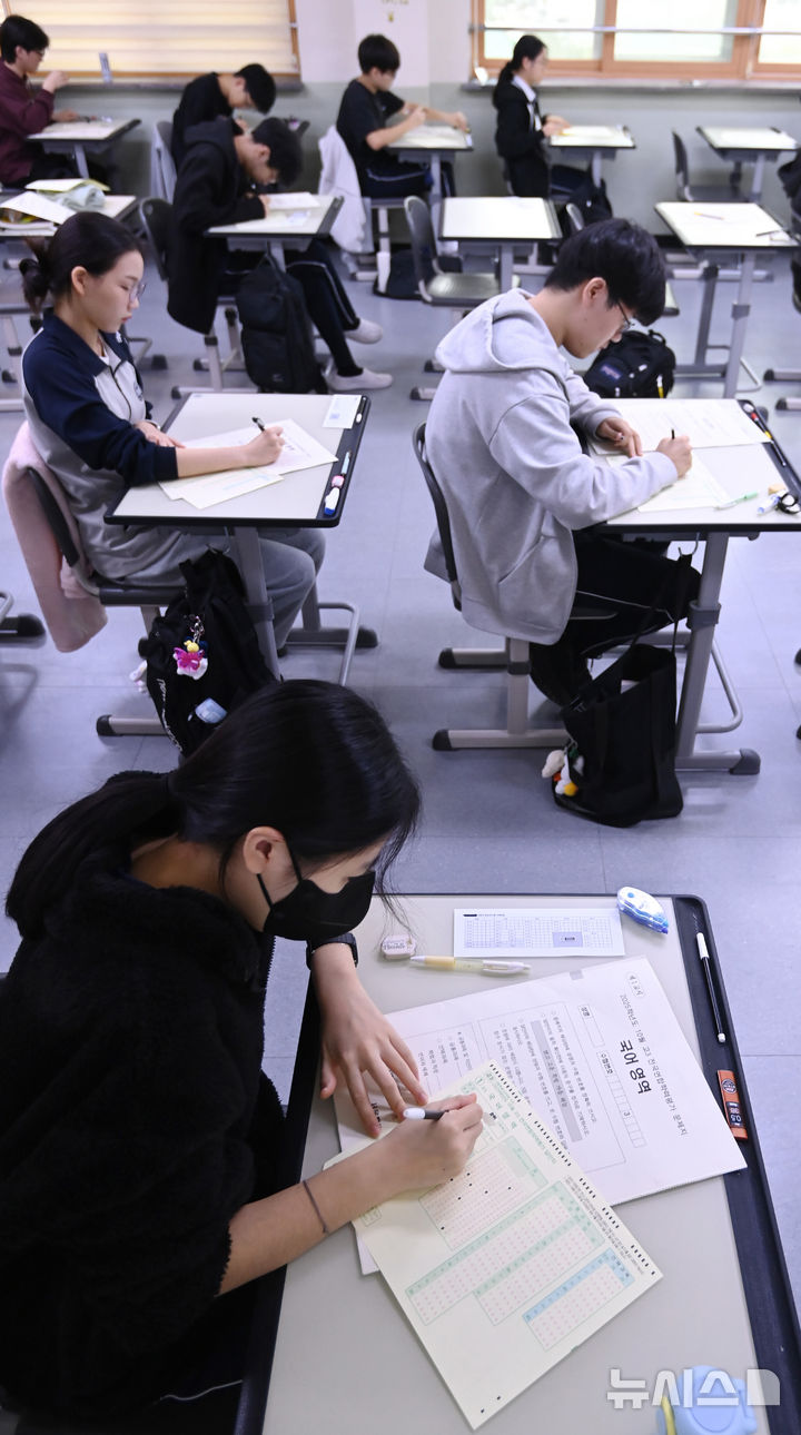 [수원=뉴시스] 김종택 기자 = 2026학년도 대학수학능력시험을 앞두고 마지막 모의고사인 전국연합학력평가가 실시된 14일 경기 수원시 효원고등학교에서 고3 수험생들이 시험을 준비하고 있다. 2025.10.14. jtk@newsis.com
