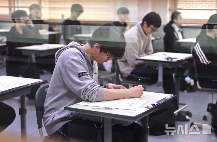 [수원=뉴시스] 김종택 기자 = 2026학년도 대학수학능력시험을 앞두고 마지막 모의고사인 전국연합학력평가가 실시된 14일 경기 수원시 효원고등학교에서 고3 수험생들이 시험을 준비하고 있다. 2025.10.14. jtk@newsis.com