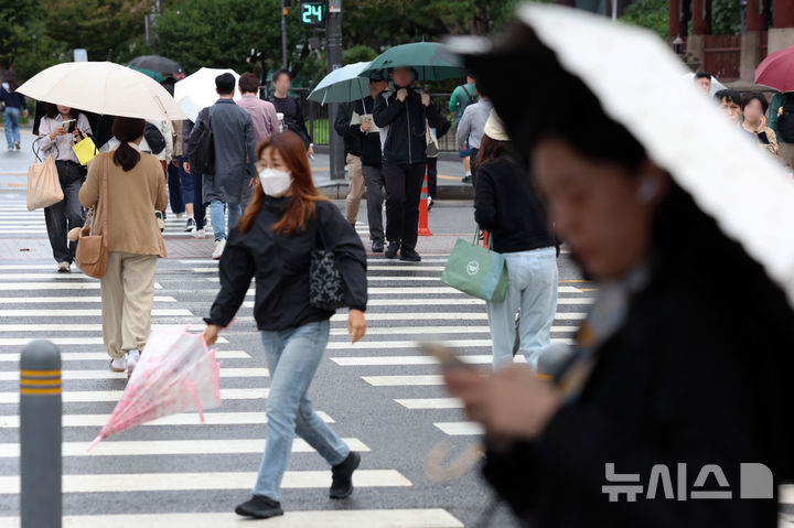 [서울=뉴시스] 조성우 기자 = 비가 내리는 14일 오전 서울 종로구 세종대로 사거리에서 우산을 든 시민들이 이동하고 있다. 2025.10.14. xconfind@newsis.com