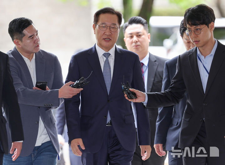 [서울=뉴시스] 김진아 기자 = 윤석열 전 대통령의 12·3 비상계엄 선포를 가담·방조한 혐의를 받는 박성재 전 법무부 장관이 14일 오전 서울 서초구 서울중앙지방법원에서 열린 구속 전 피의자 심문(영장실질심사)에 출석하고 있다. 2025.10.14. bluesoda@newsis.com