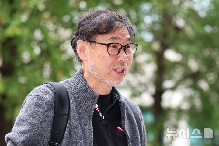 [서울=뉴시스] 권창회 기자 = 김순환 서민민생대책위원회 사무총장이 14일 오전 서울 마포구 서울경찰청 광역수사단 마포청사에서 부승찬, 서영교 더불어민주당 고발 관련 고발인 조사 출석 전 기자회견을 하고 있다. 2025.10.14. kch0523@newsis.com