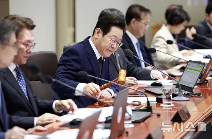 [서울=뉴시스] 최동준 기자 = 이재명 대통령이 14일 서울 용산 대통령실 청사에서 열린 국무회의에서 의사봉을 두드리며 개회선언을 하고 있다. 2025.10.14. photocdj@newsis.com