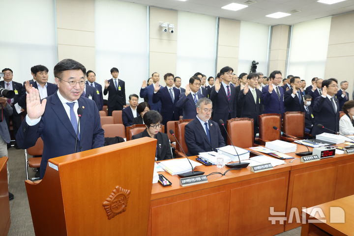 [서울=뉴시스] 고승민 기자 = 윤호중 행정안전부 장관이 14일 서울 여의도 국회에서 열린 행정안전위원회의 행정안전부 등 국정감사에서 증인선서를 하고 있다. 2025.10.14. kkssmm99@newsis.com
